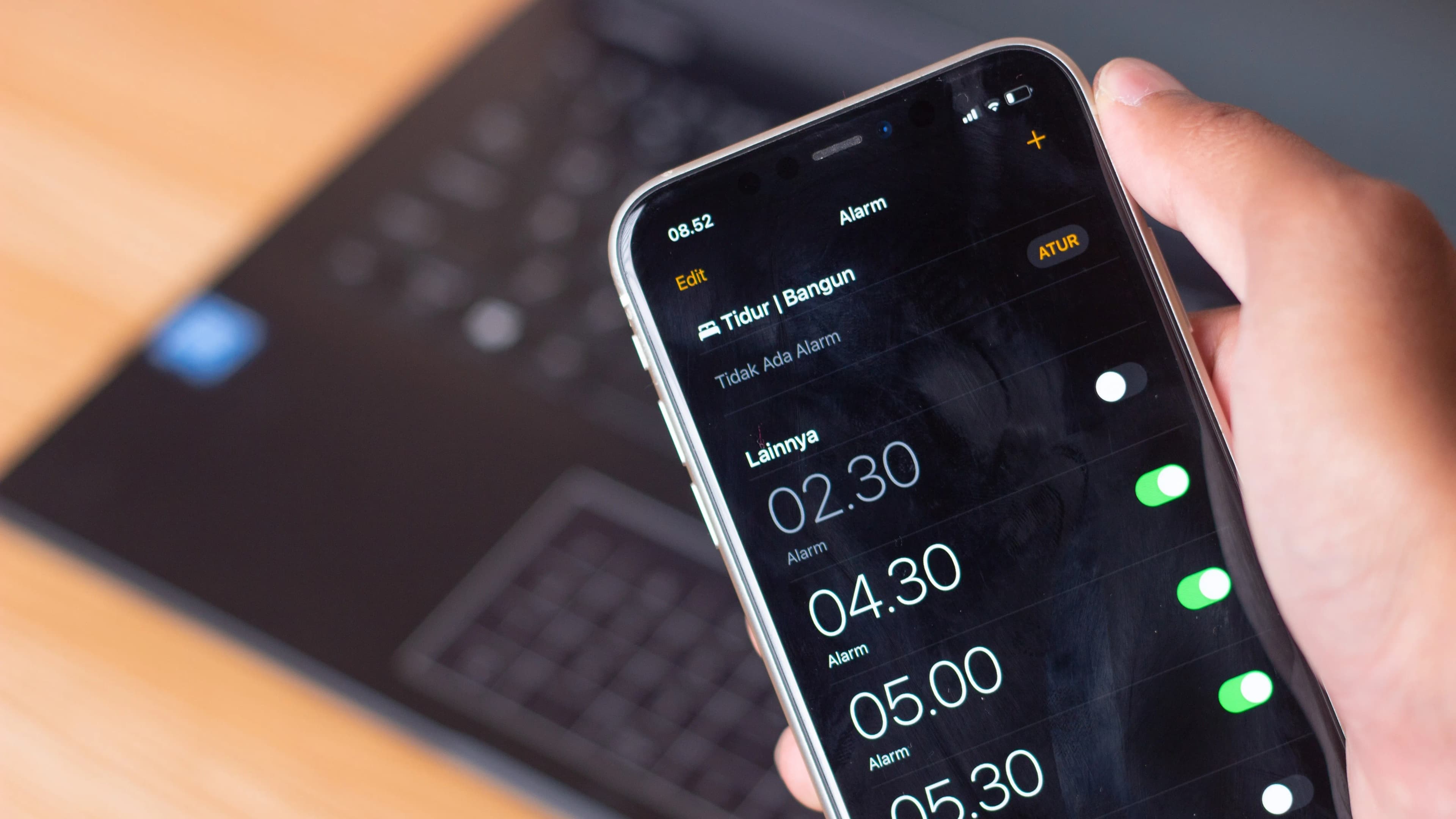 iPhone Alarm Glitch Leaves Users Waking Up Late: Here’s What to Do Until Apple Fixes It